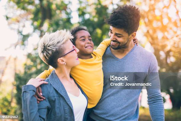 Foto de Casal De Raça Mista Jovem Feliz Passar Tempo Com Sua Filha e mais fotos de stock de Família