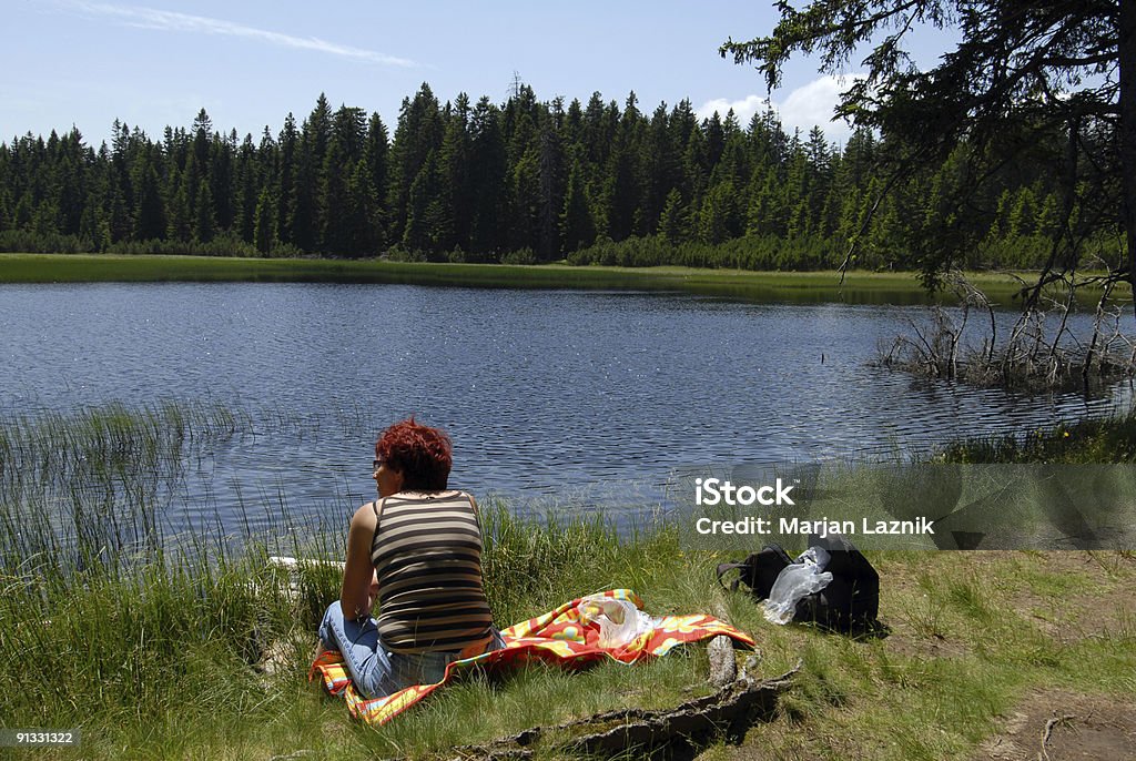 Seul-Solitude femme relaxante sur le lac. - Photo de Adulte libre de droits