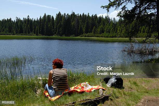 Photo libre de droit de Seulsolitude Femme Relaxante Sur Le Lac banque d'images et plus d'images libres de droit de Adulte - Adulte, Assis, Capitales internationales