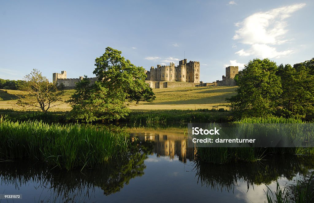 Castelo de Alnwick e o rio Aln - Foto de stock de Castelo de Alnwick royalty-free