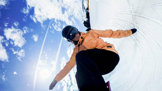 istock Woman snowboarding on half pipe 913322826