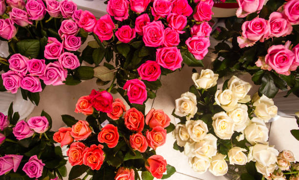 istock Bouquets roses at a florist's shop 913327148
