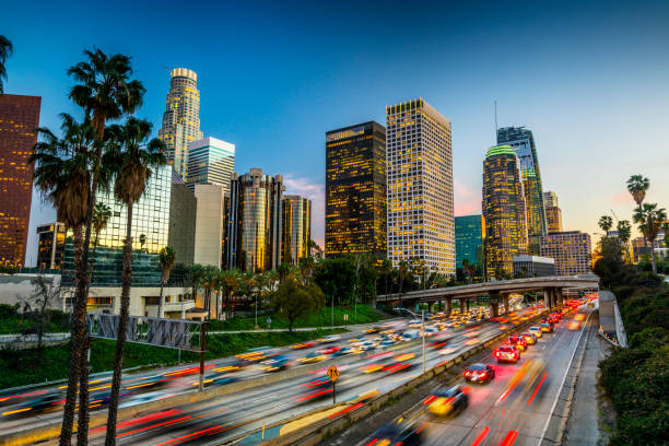 verkehr in der innenstadt von los angeles, kalifornien - los angeles county stock-fotos und bilder