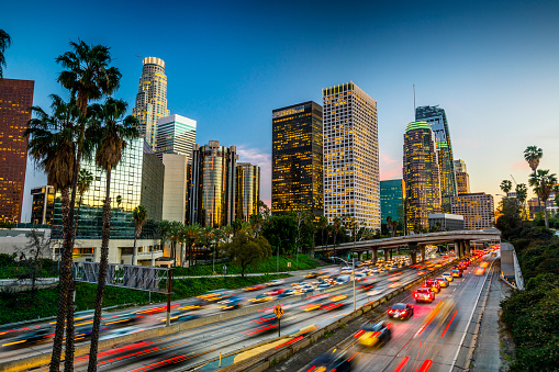 Tráfico en el centro de Los Ángeles, California photo