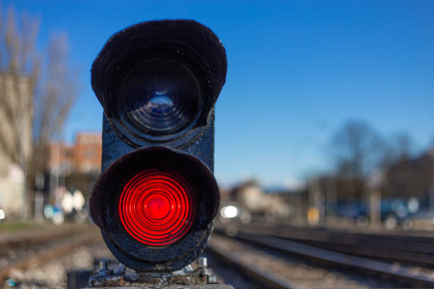 segnale di arresto semaforo rosso ferroviario - long vehicle flash foto e immagini stock