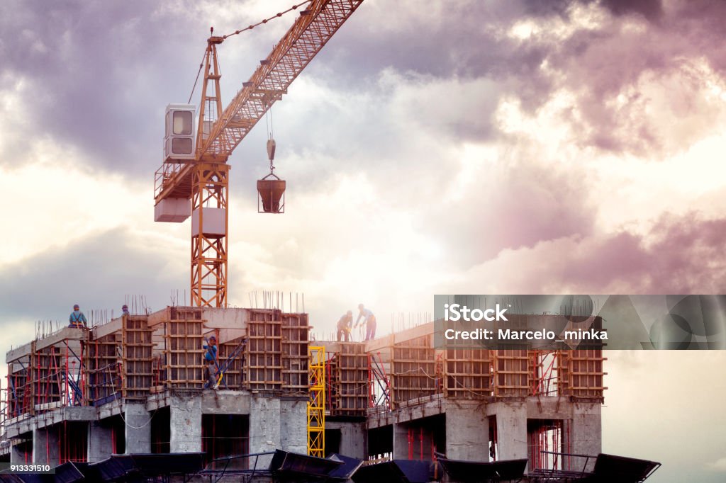 Homens yapmak setor de construção trabalhando na luz da manhã. - Royalty-free İnşaat Sanayisi Stok görsel