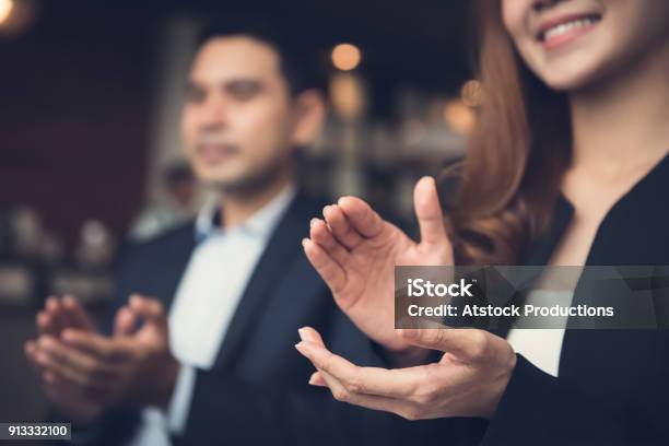 Foto de Homem De Negócios E Mulher Batendo Palmas Mãos No Encontro De Negócios e mais fotos de stock de Bater Palma