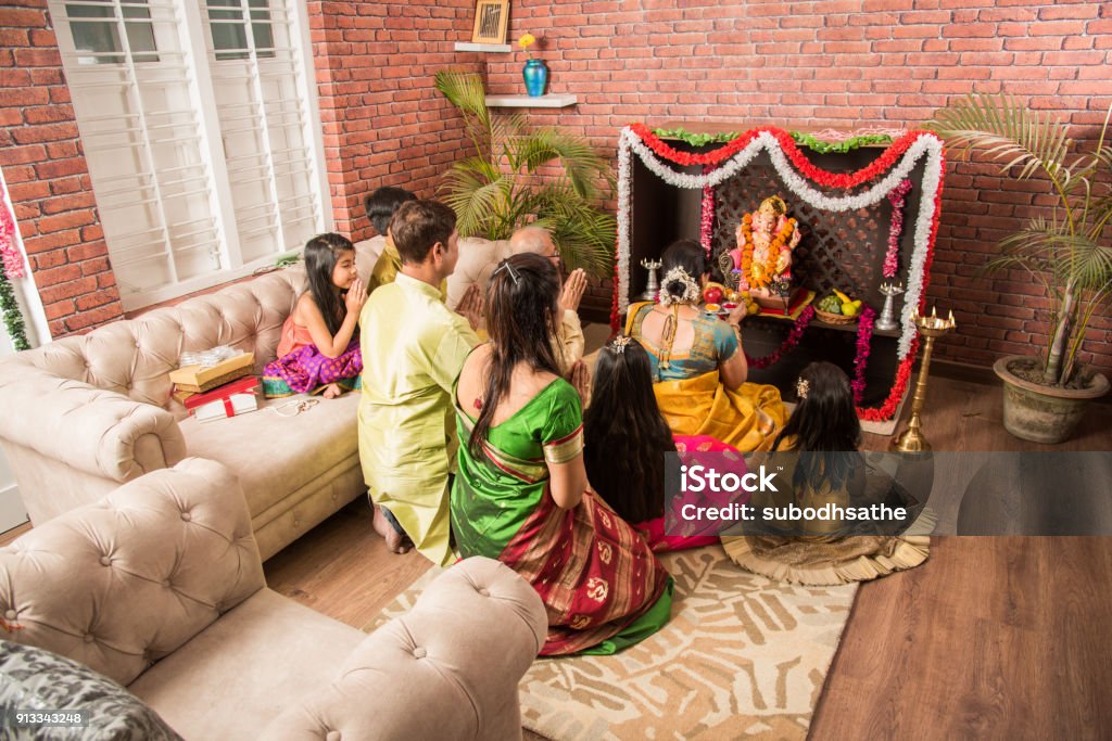 Indische Familie durchführen Ganesh Puja oder Ganpati Puja in Ganesh Utsav, oder wenn Sie mit Ganesh Idol auf weißem Hintergrund - Lizenzfrei Frauen Stock-Foto