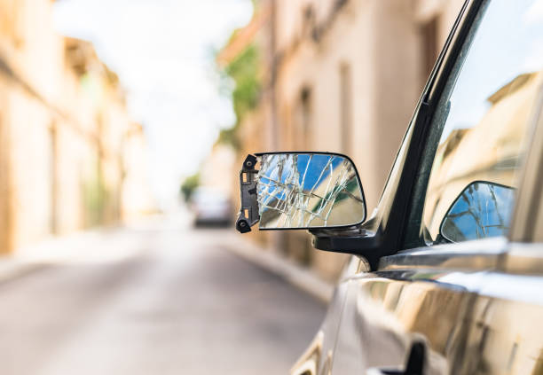 разбитое автомобильное зеркало - side view mirror стоковые фото и изображения