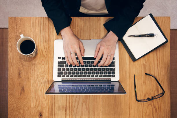 istock Hands of business man working at cafe 913359032