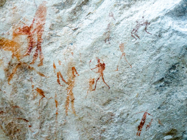 bosquimanos (san) rock pintura de seres humanos y antílopes, montañas de drakensberg, sudáfrica - cave painting rock africa bushmen fotografías e imágenes de stock