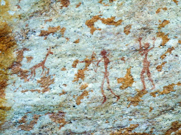 bosquimanos (san) rock pintura de seres humanos y antílopes, montañas de drakensberg, sudáfrica - cave painting rock africa bushmen fotografías e imágenes de stock