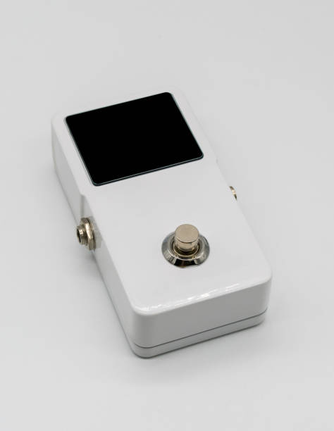 흰색 배경에 고립 된 큰 led 스크린 디스플레이와 기타 페달 효과, strompbox, 화이트 - guitar photographic effects guitar pedal amplifier 뉴스 사진 이미지