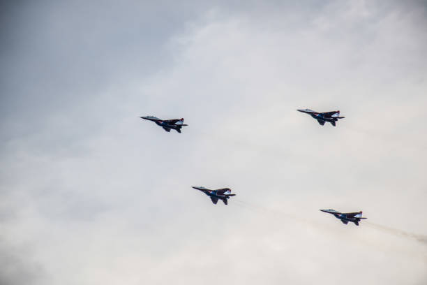 desfile de sérvio da força aérea - fighter plane airplane teamwork air force - fotografias e filmes do acervo