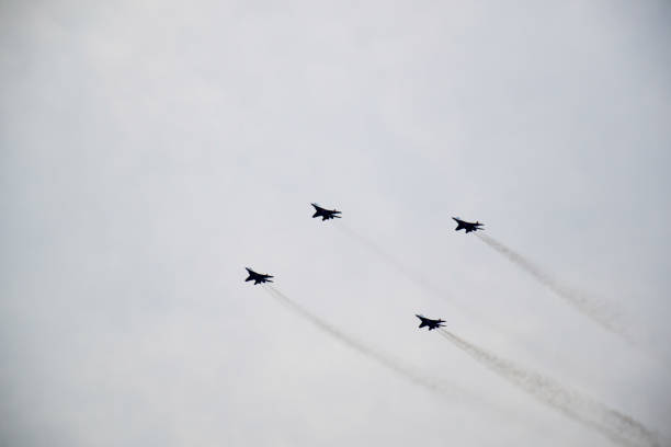 desfile de sérvio da força aérea - fighter plane airplane teamwork air force - fotografias e filmes do acervo