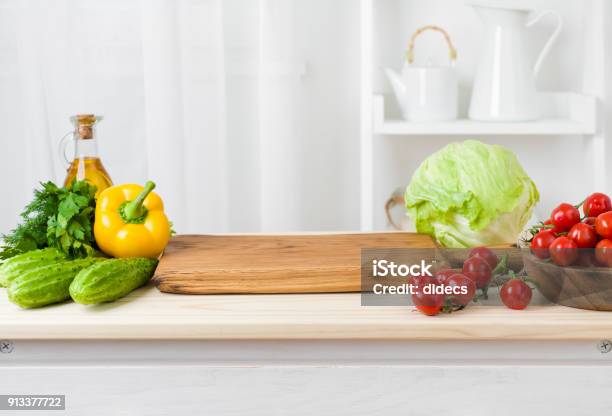 Photo libre de droit de Table De Cuisine Avec Planche À Découper Pour La Préparation De Salades Et De Légumes banque d'images et plus d'images libres de droit de Table