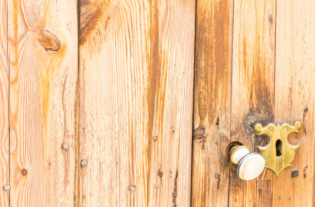 istock Old wooden door 913389564
