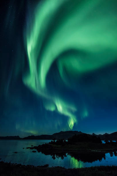 aurora boreal/northernlights, vesterålen, noruega - norway lofoten and vesteral islands sea mountain range - fotografias e filmes do acervo