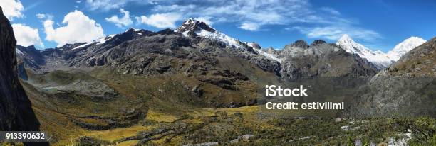 Mt Chopicalqui Del Camino Laguna 69 Perú Foto de stock y más banco de imágenes de Adulto - Adulto, Agua, Aire libre