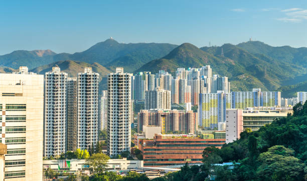 ansicht des landkreises sha tin in hongkong, china - hong kong cityscape flowing water built structure stock-fotos und bilder