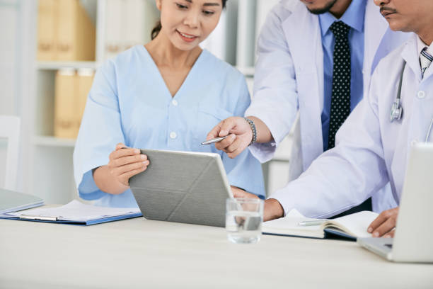 istock Medical team discussing interesting case 913395504