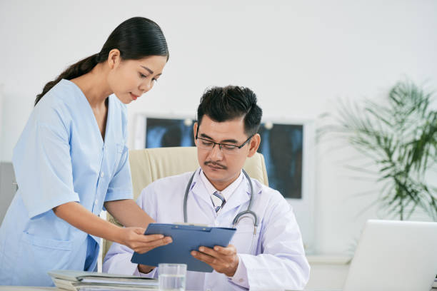 istock Showing medical history 913395506