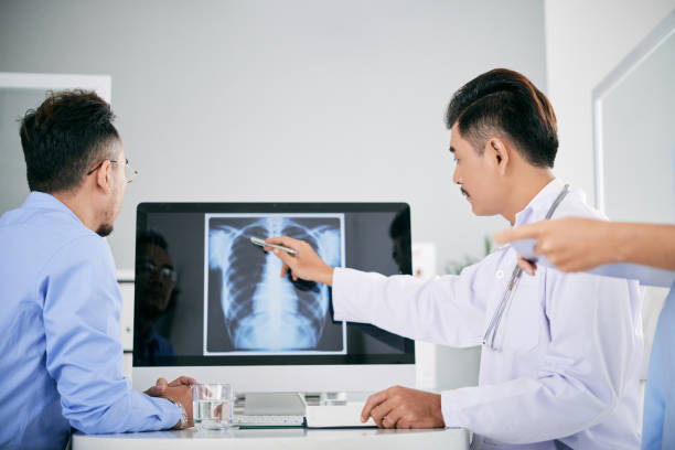 istock Showing x-ray to patient 913395564