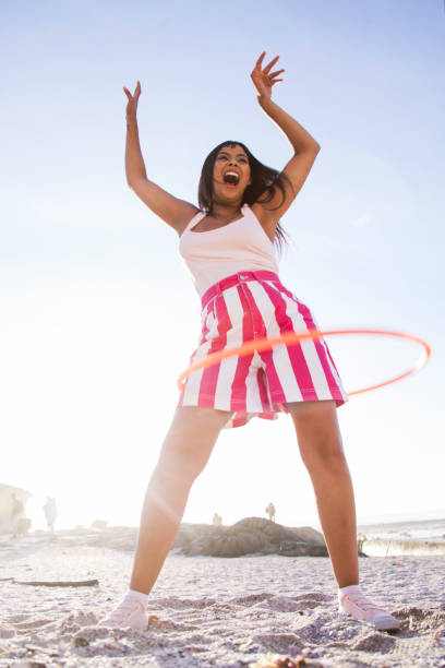 hula de bella mujer bailando en la playa. - hooping fotografías e imágenes de stock