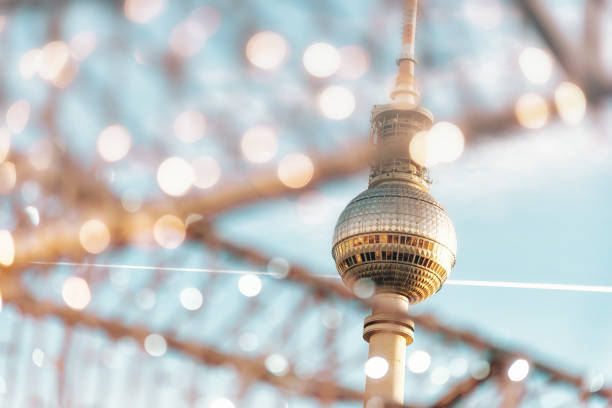 torre de televisão de berlim com luzes desfocadas - berlin germany television tower communications tower alexanderplatz - fotografias e filmes do acervo