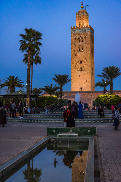jardins da mesquita koutoubia em marraquexe, marrocos. - djemma el fna square - fotografias e filmes do acervo