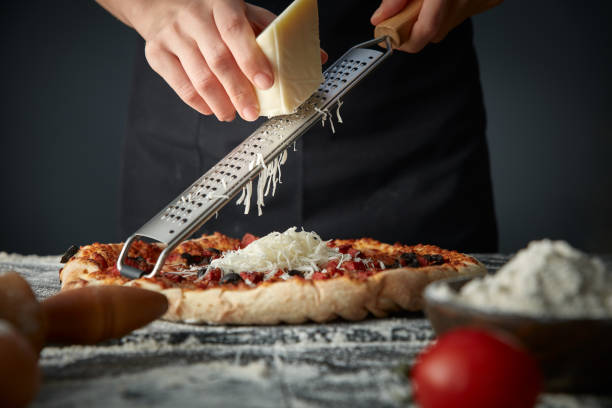 pizza - hacer fotografías e imágenes de stock