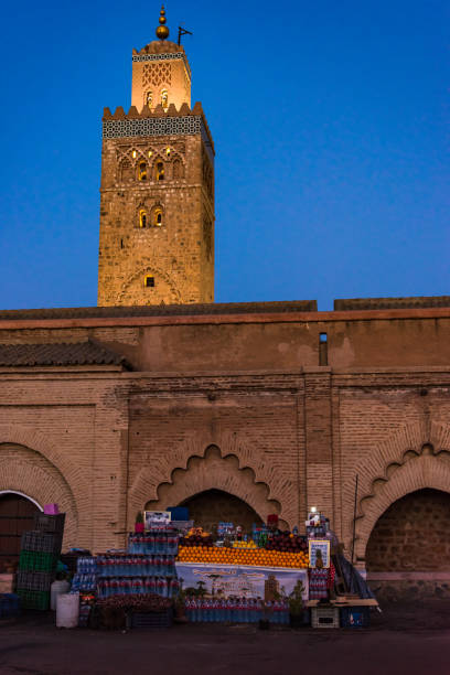 vendedor de frutas frescas por mesquita de koutoubia, em marraquexe. - djemma el fna square - fotografias e filmes do acervo