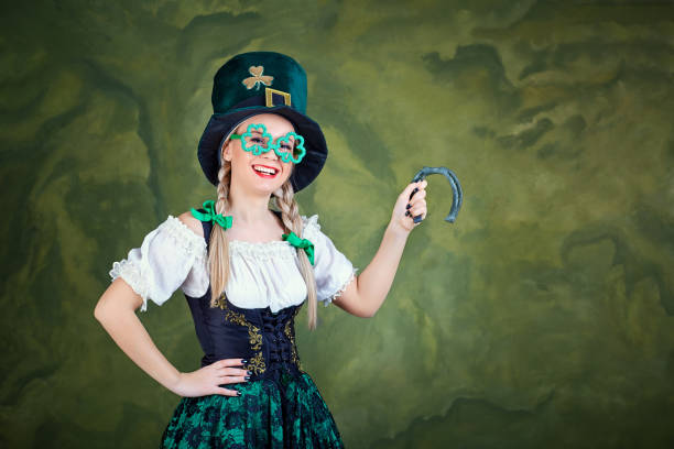 una niña en un traje de st patrick con una herradura en manos - clover st patricks day welcome sign greeting fotografías e imágenes de stock