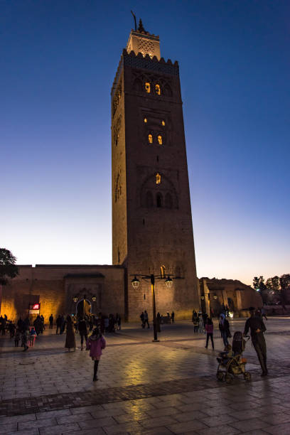 mesquita de koutoubia iluminado em marraquexe, marrocos. - djemma el fna square - fotografias e filmes do acervo