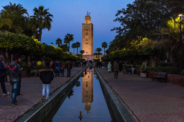 koutoubia mosque gardens in marrakesh,morocco. - djemma el fna square imagens e fotografias de stock