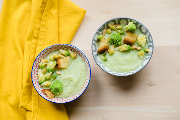 суп из цветной капусты романеско - romanesco broccoli стоковые фото и изображения