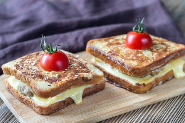 istock Cheeseburger french toasts 913407860