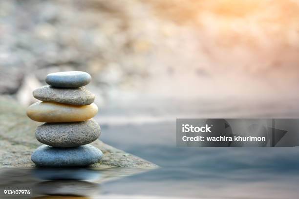 Equilibrio In Pietra Con Spa Sulla Costa Del Fiume - Fotografie stock e altre immagini di Benessere - Benessere, Pietra - Roccia, Zen