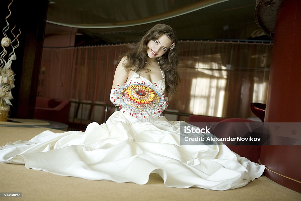 Linda noiva sentado no chão. - Foto de stock de Luva Comprida royalty-free