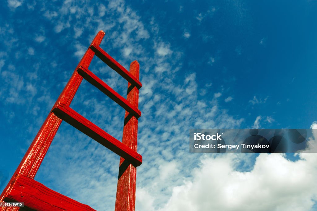 Escalier en bois rouge contre le ciel bleu. Notion de croissance développement Motivation Busines carrière ciel - Photo de Rouge libre de droits