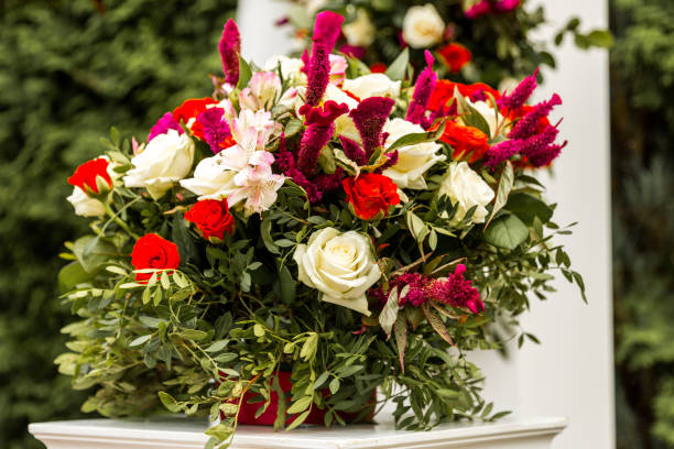 istock Decorations for the wedding ceremony of red and white roses. 913419246