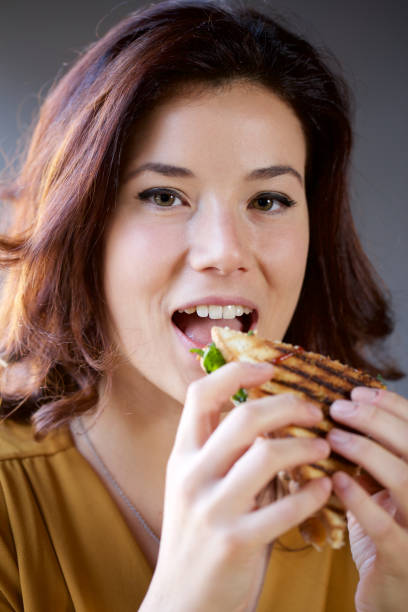 istock beautiful woman have a lunch in pub 913422312
