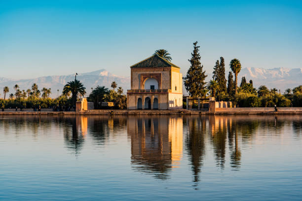 pavillon des saadiens, jardins de la ménara et atlas à marrakech, maroc - moroccan culture atlas mountains marrakech morocco photos et images de collection