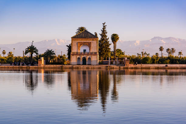 saadian pavilion,menara gardens and atlas in marrakech, morocco, africa - marrakech imagens e fotografias de stock