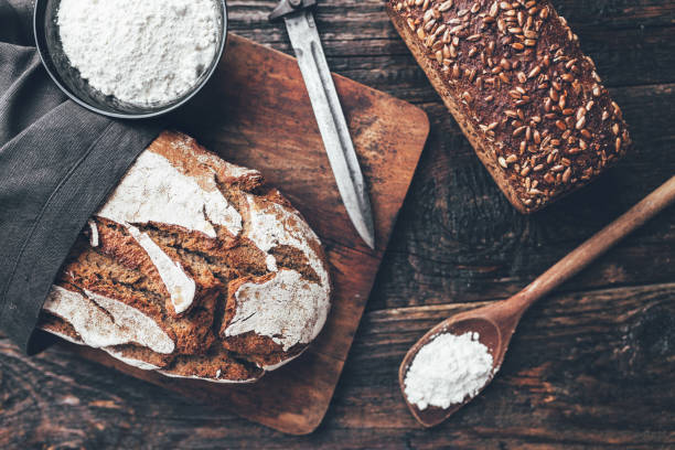 istock Delicious fresh bread on wooden background 913427140