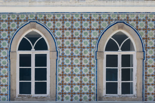 istock Typical Portuguese Architecture: Tile Azulejos Windows - Portugal 913430288
