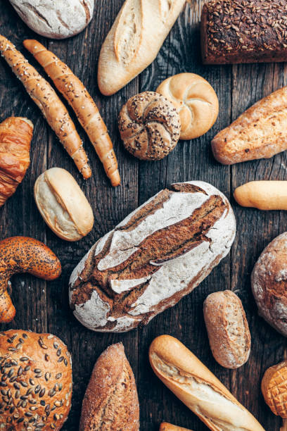 istock Delicious fresh bread on wooden background 913431512