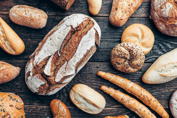 istock Delicious fresh bread on wooden background 913431578