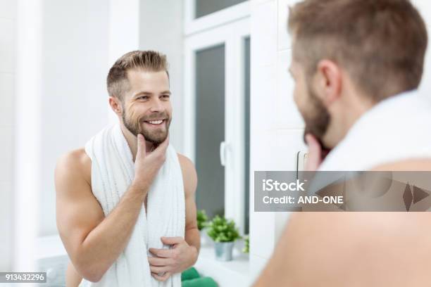 Higiene De La Mañana Hombre En El Baño Mirando En El Espejo Foto de stock y más banco de imágenes de Hombres