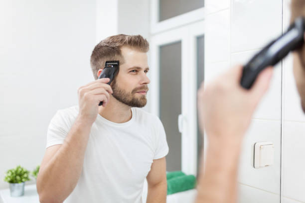 그 자신의 머리 깎기로 절단 하는 잘생긴 남자 - men stubble beard human hair 뉴스 사진 이미지